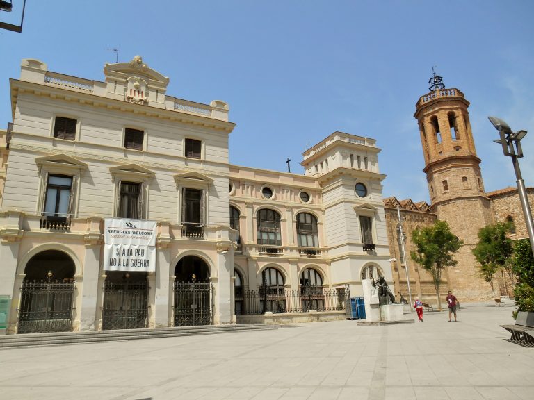 Plaça de Sant Roc: Ayuntamiento e iglesia de Sant Fèlix